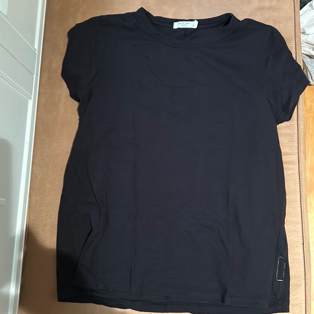 Rag & Bone “the crew neck tee” in black. Size large.